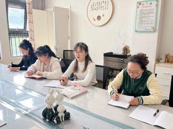 230426做“实”审议 享真成长——栖霞幼儿园课程中心组活动_html_83915a0.jpg