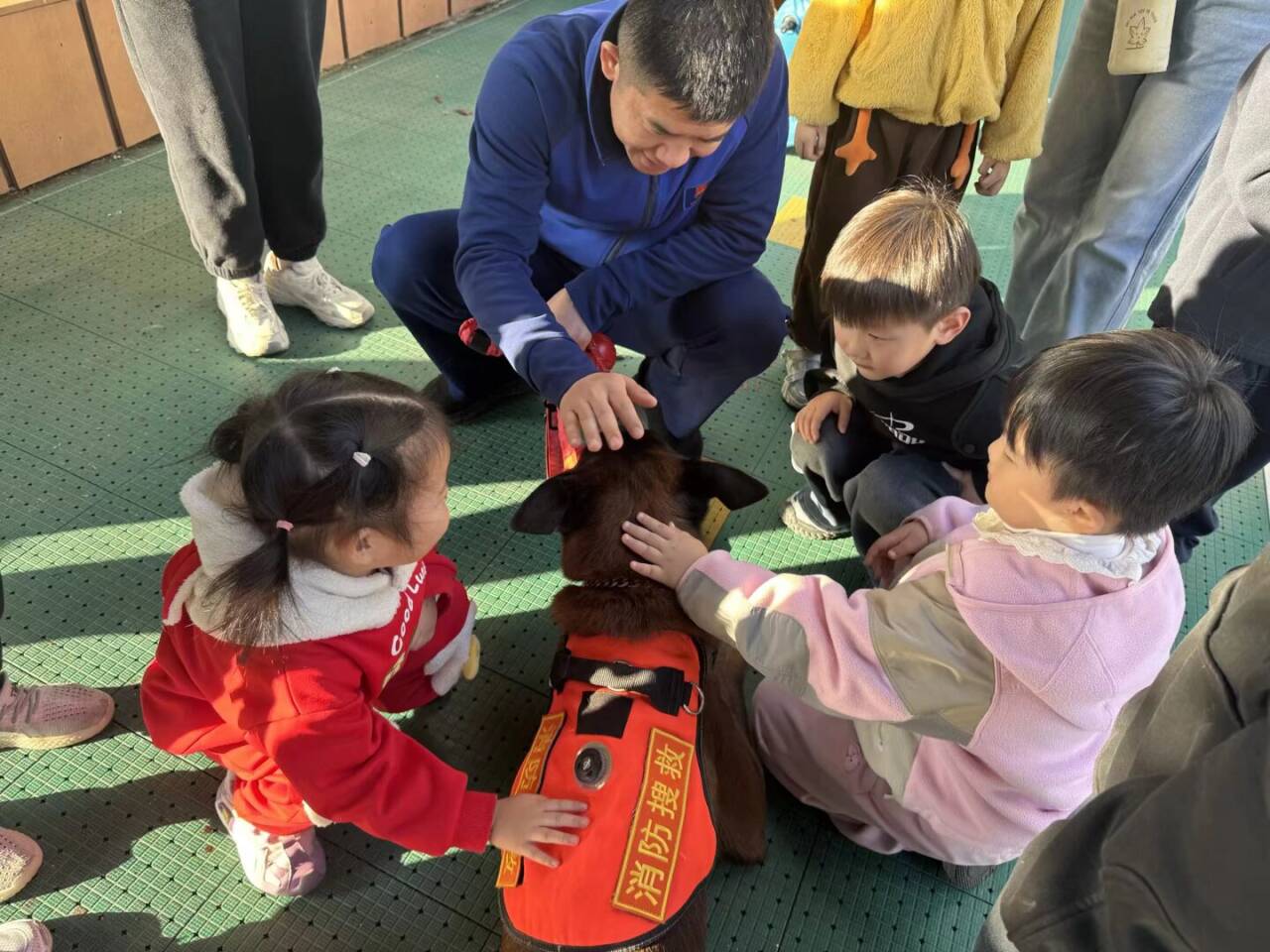 251111筑牢消防墙 安全护成长——记栖霞幼儿园红枫分园消防应急疏散演练活动_html_m4bc728d1.jpg