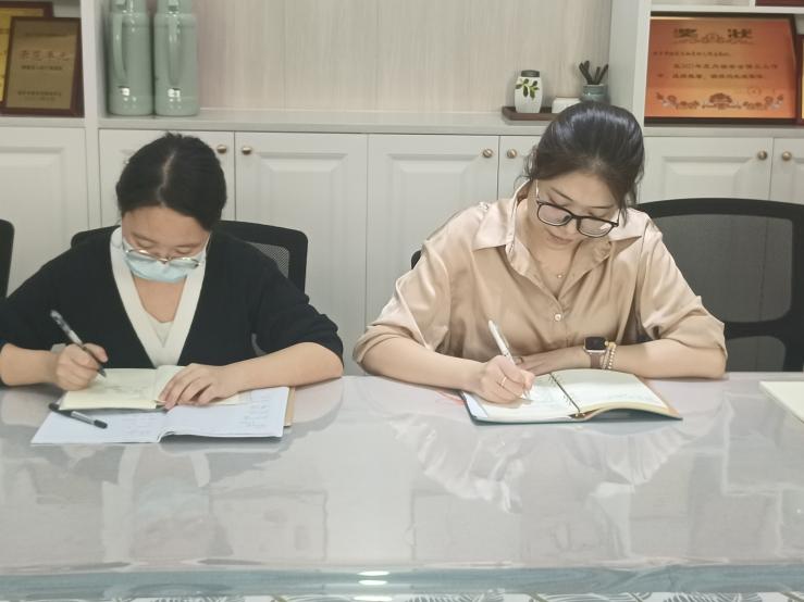 231016 学道德规范 敬育人楷模——记栖霞幼儿园石埠湾园师德专题学习 马思睿_html_m522cc897.jpg