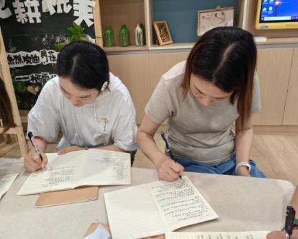 240606追随儿童视角 倾听环境故事——栖霞幼儿园翡翠天悦园环境组教研活动_html_m27b18276.jpg