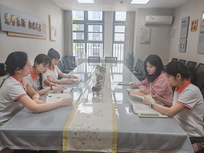 【枫香栖幼】精审后思 蓄力前启  ——栖霞幼儿园翡翠天悦园中班年级组课程审议