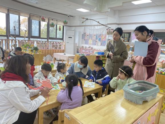 230324奇思妙想 寓“教”于乐——记栖霞幼儿园五福园教师自制教玩具评比活动_html_m3f53247a.jpg