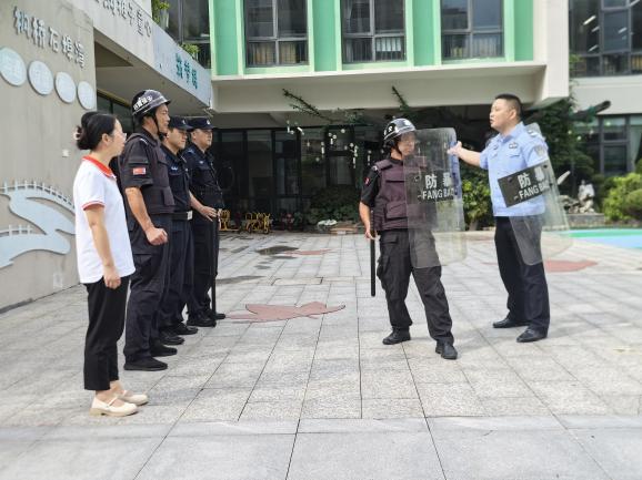 250926反恐防暴 安全护航——栖霞幼儿园石埠湾园反恐防暴安全演练活动_html_m479a15bb.jpg