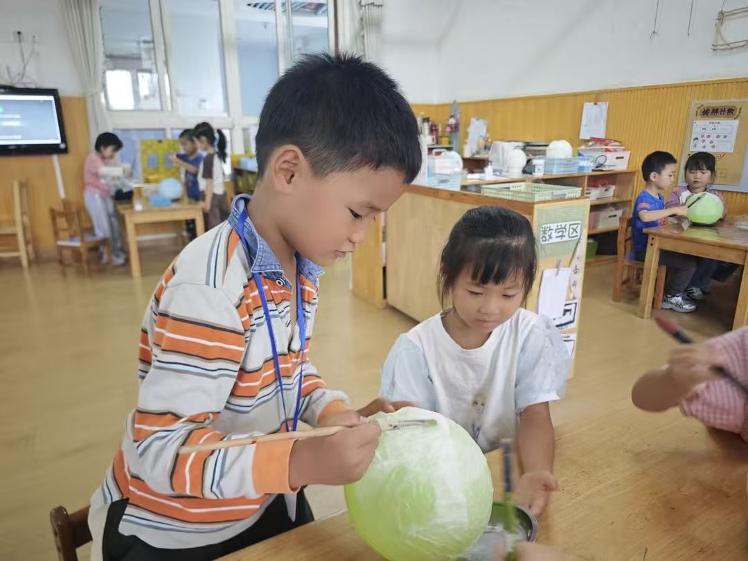 250929一盏花草灯 一份家园情——栖幼红枫分园大班家长助教活动(万紫薇)_html_m64faaff2.jpg