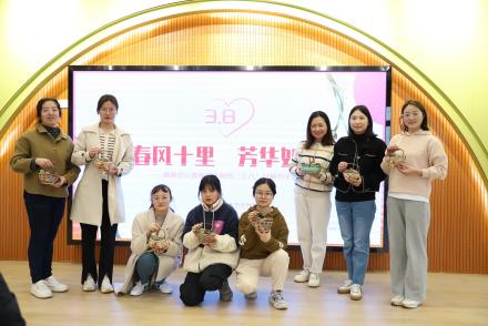 230308点滴心意 满满爱意——栖霞幼儿园翡翠天悦园三八妇女节师德主题活动_html_m19f8a3e3.jpg