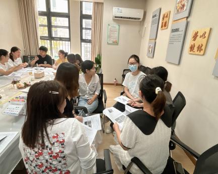 250912聚焦课程开发，探索实践路径——栖霞幼儿园翡翠天悦园园本研训（一）_html_m70afb5a5.jpg