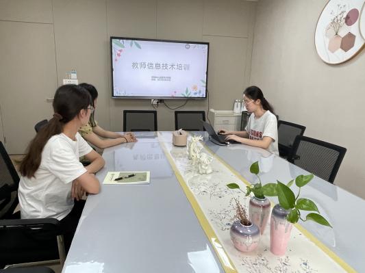 220829信息赋能 智慧前行——栖霞幼儿园翡翠天悦园新教师信息技术培训活动_html_m58b12f83.jpg