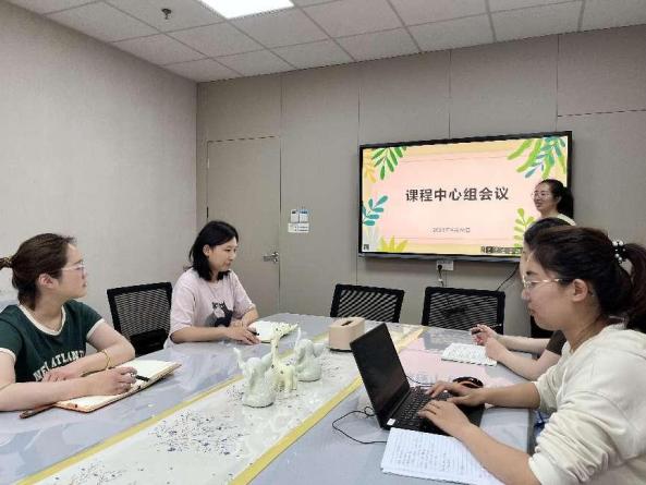 【枫香栖幼】紧跟幼儿 立足审议  ——记栖霞幼儿园翡翠天悦园课程中心组教研活动