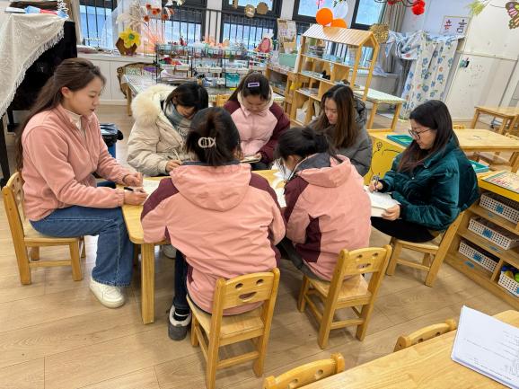 240103聚焦课程审议 共研主题审议——栖霞幼儿园翡翠天域园中班年级组课程审议活动_html_4653a62a.jpg