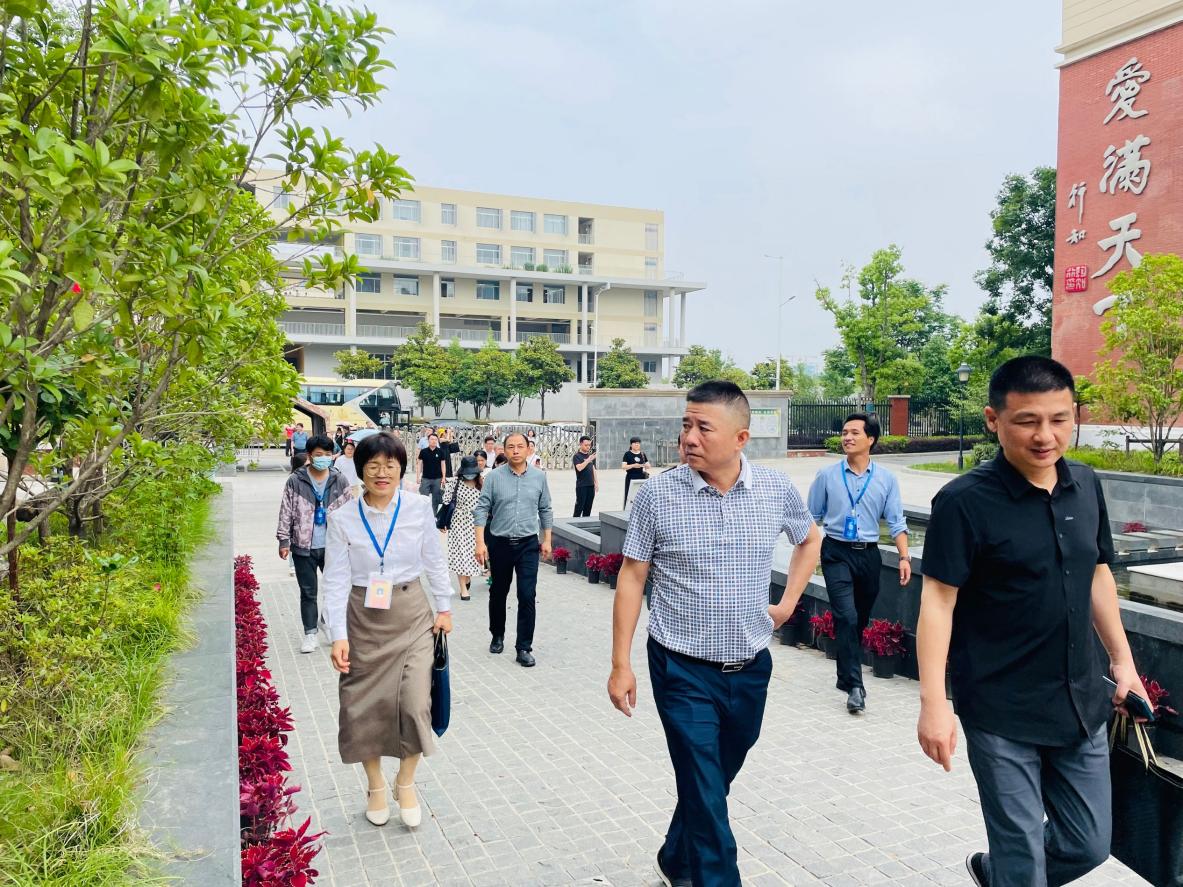 督学促成长，携手共提升——记湖南省教育督导干部（督学）能力提升研修班学员莅临金陵小学（仙林湖校区）参观指导_html_m7fa1008f.jpg