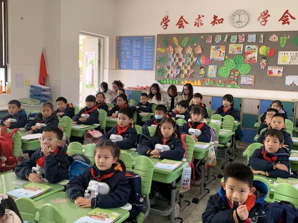 【湖畔·童化课堂】借助观察物体 培养空间观念——数学校本研修之课例研讨（243）_html_m57f332a7.jpg