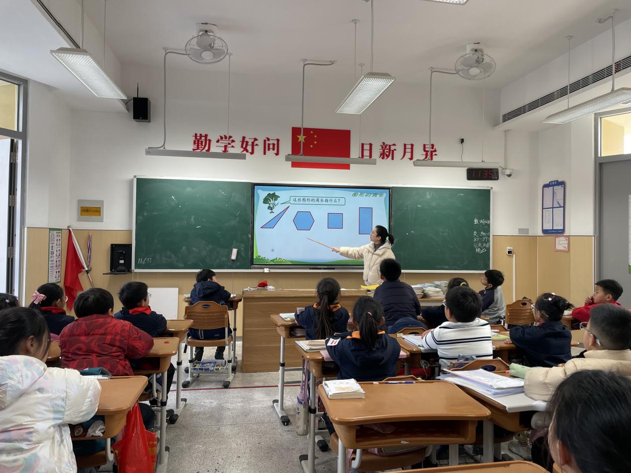 【湖畔·童化课堂】聚焦图形几何，发展核心素养——数学校本研修之课例研讨（244）_html_m3f2abbfb.jpg
