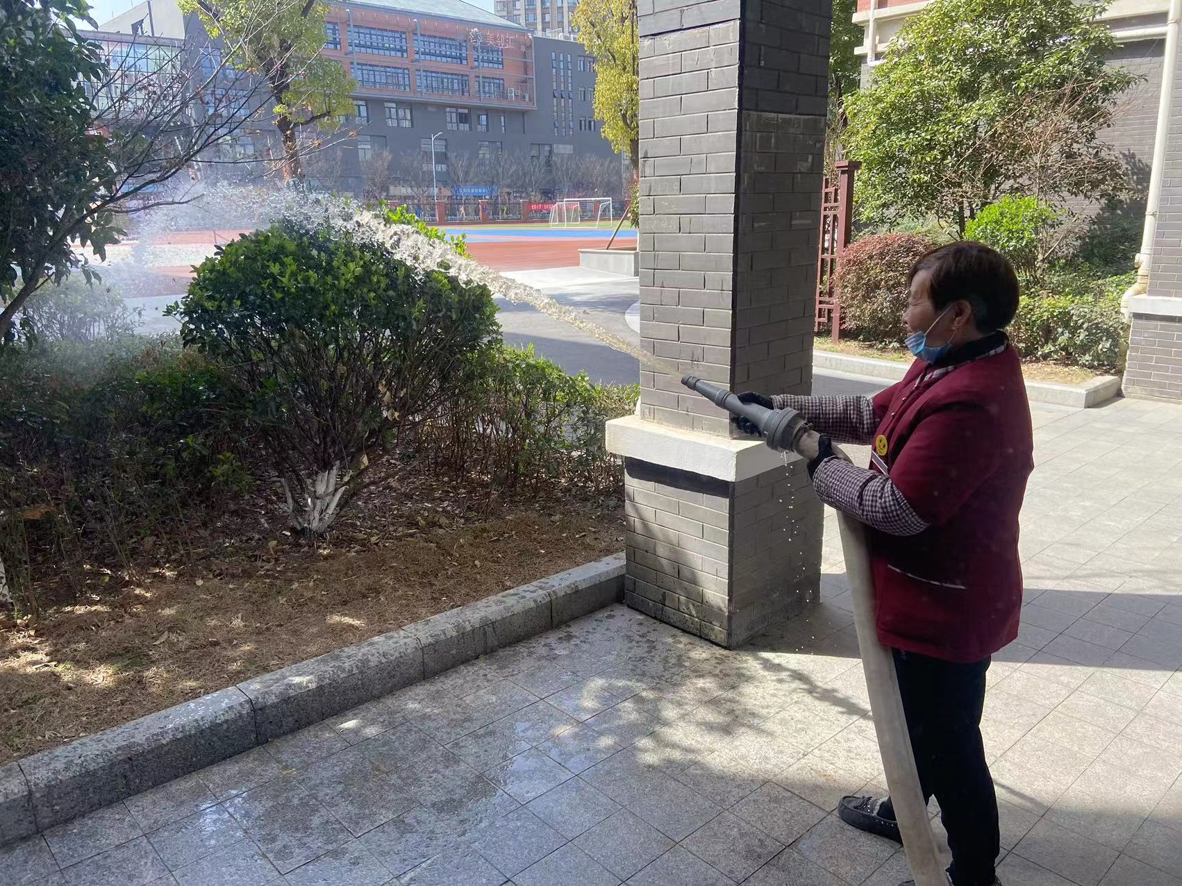 【湖畔·共佑安全】消防安全心中记，日常演练在践行——金陵小学（仙林湖校区）开展2023—2024第二学期物业食堂消防演练_html_m1f7dab4c.jpg