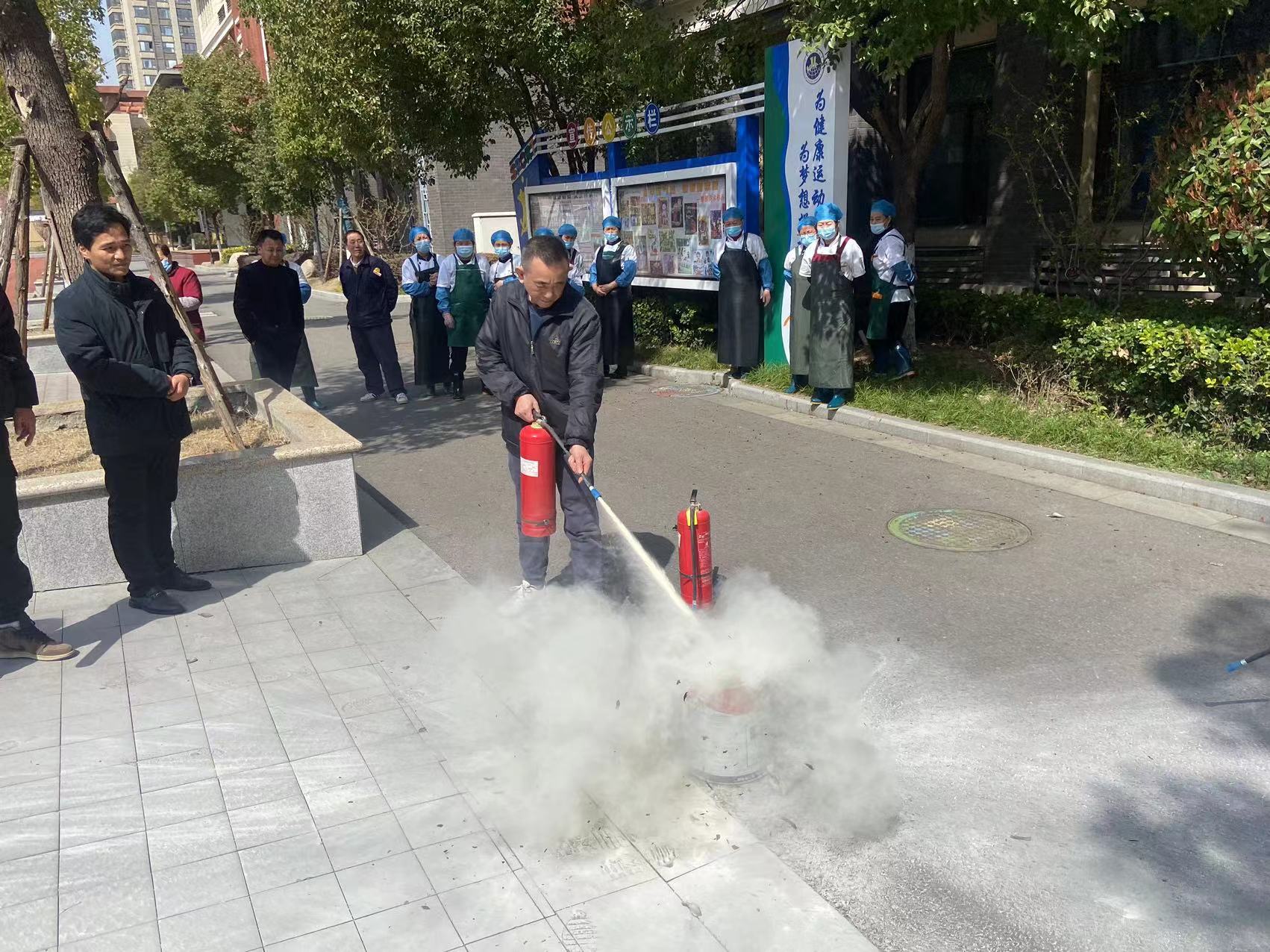 【湖畔·共佑安全】消防安全心中记，日常演练在践行——金陵小学（仙林湖校区）开展2023—2024第二学期物业食堂消防演练_html_ma3e32f3.jpg