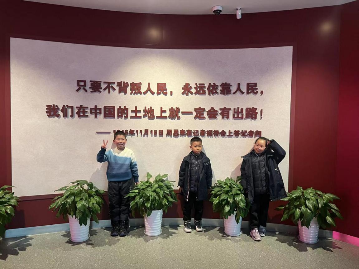 【湖畔·红领巾】红领巾寻访伟大成就（六十九）——奋进新时代，聚力强军梦  一（12）中队寻访纪实_html_4dcdd155.jpg