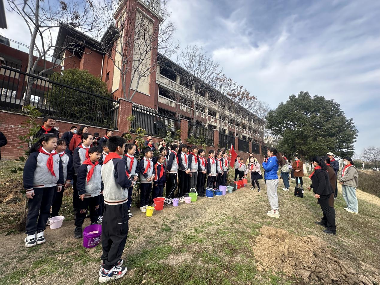 相约春天 共植希望——记金陵小学2024年植树节活动_html_6d50eb00.jpg