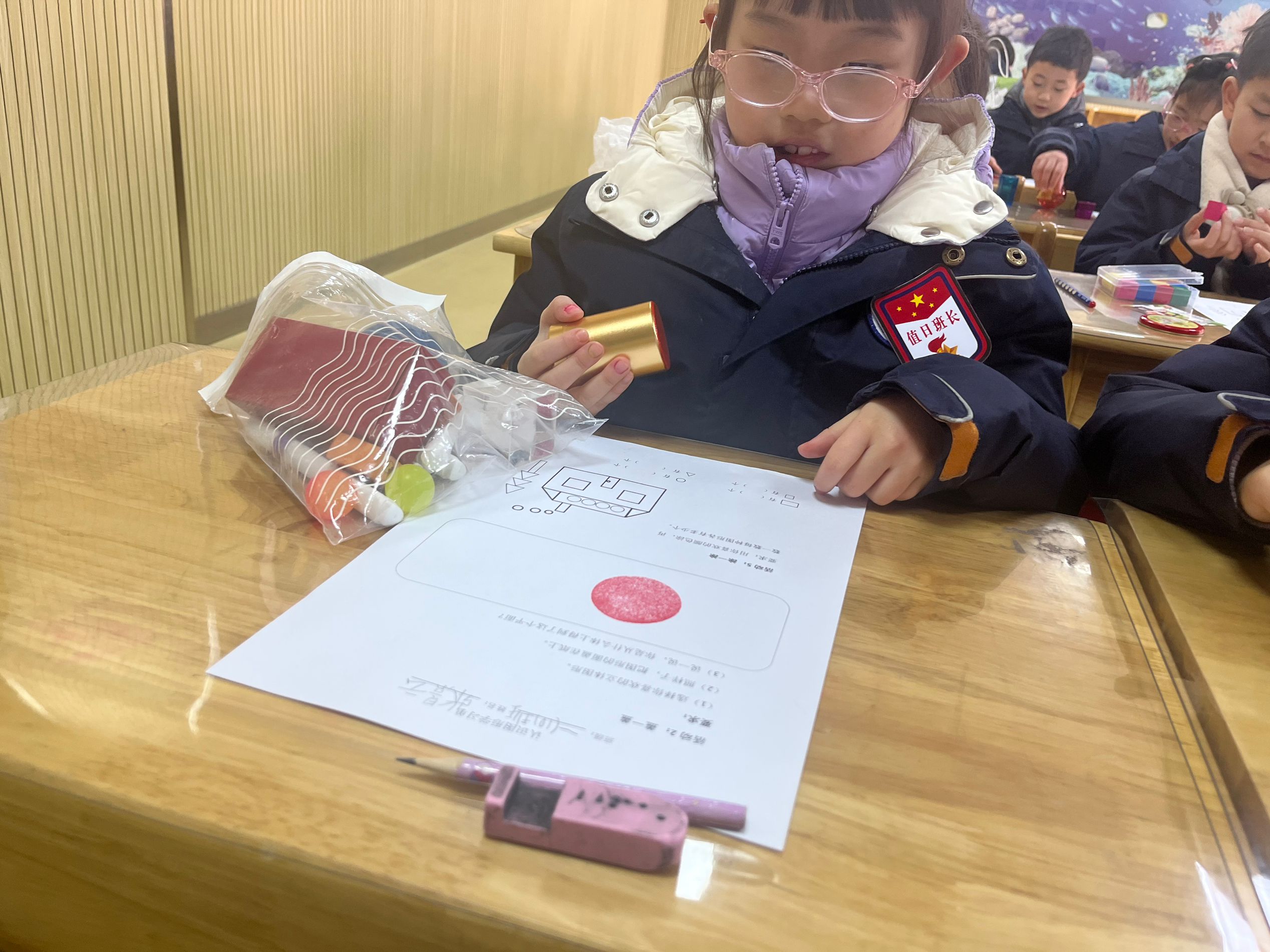【湖畔·童化课堂】 亲历“剥离”过程，感知“面”在“体”上——数学故事汇之课例研讨（145）_html_66af6389.jpg