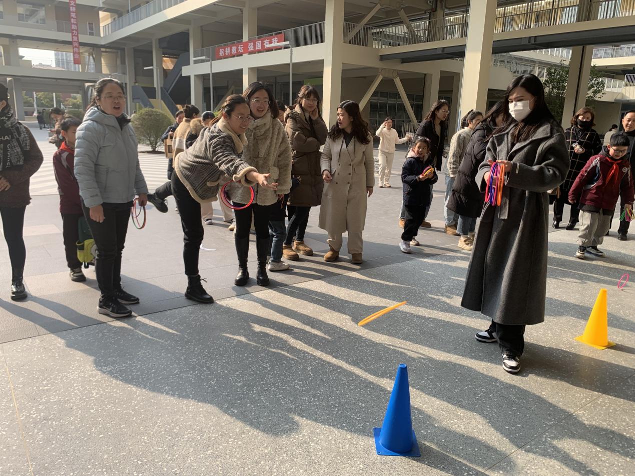 套出欢乐  圈住幸福——南京市金陵小学（仙林湖校区）欢乐套圈活动_html_m33e57652.jpg