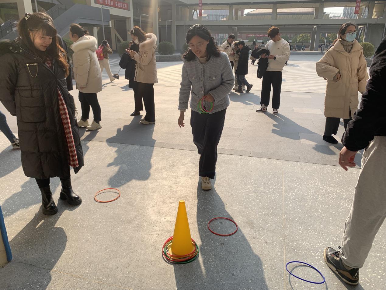 套出欢乐  圈住幸福——南京市金陵小学（仙林湖校区）欢乐套圈活动_html_m442efe0b.jpg