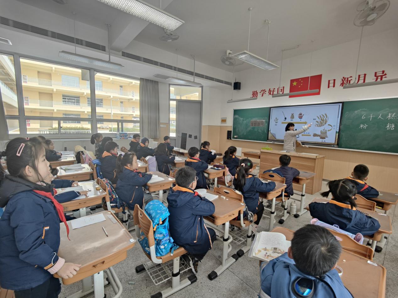 【湖畔·童化课堂】步步登“糕” “语”你共享——记金陵小学（仙林湖校区）二年级语文组教研活动_html_m3b672c37.jpg