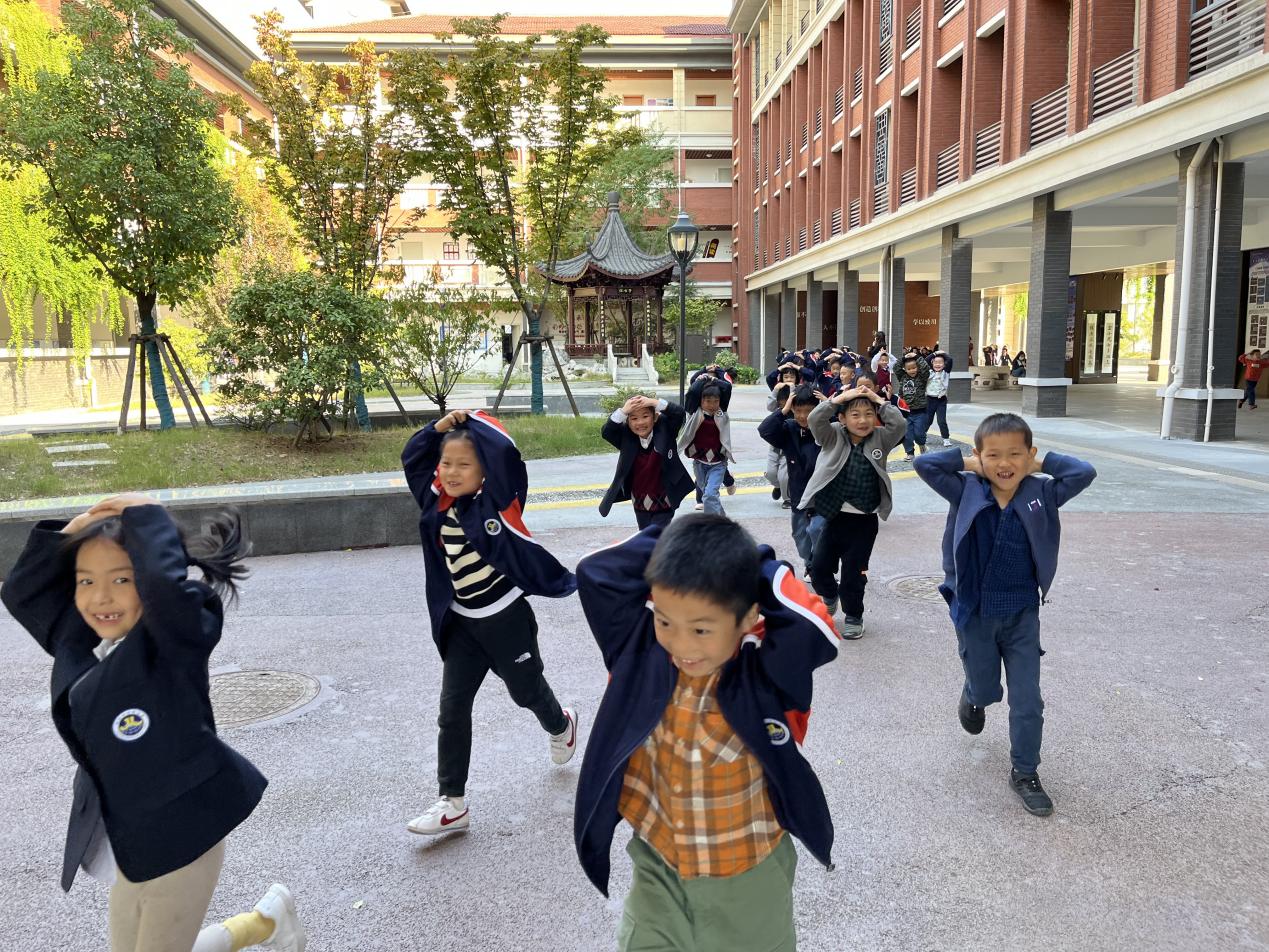【湖畔·共佑安全】抓常态演练，护平安校园——金陵小学（仙林湖校区）开展地震应急疏散演练活动_html_m134bad24.jpg