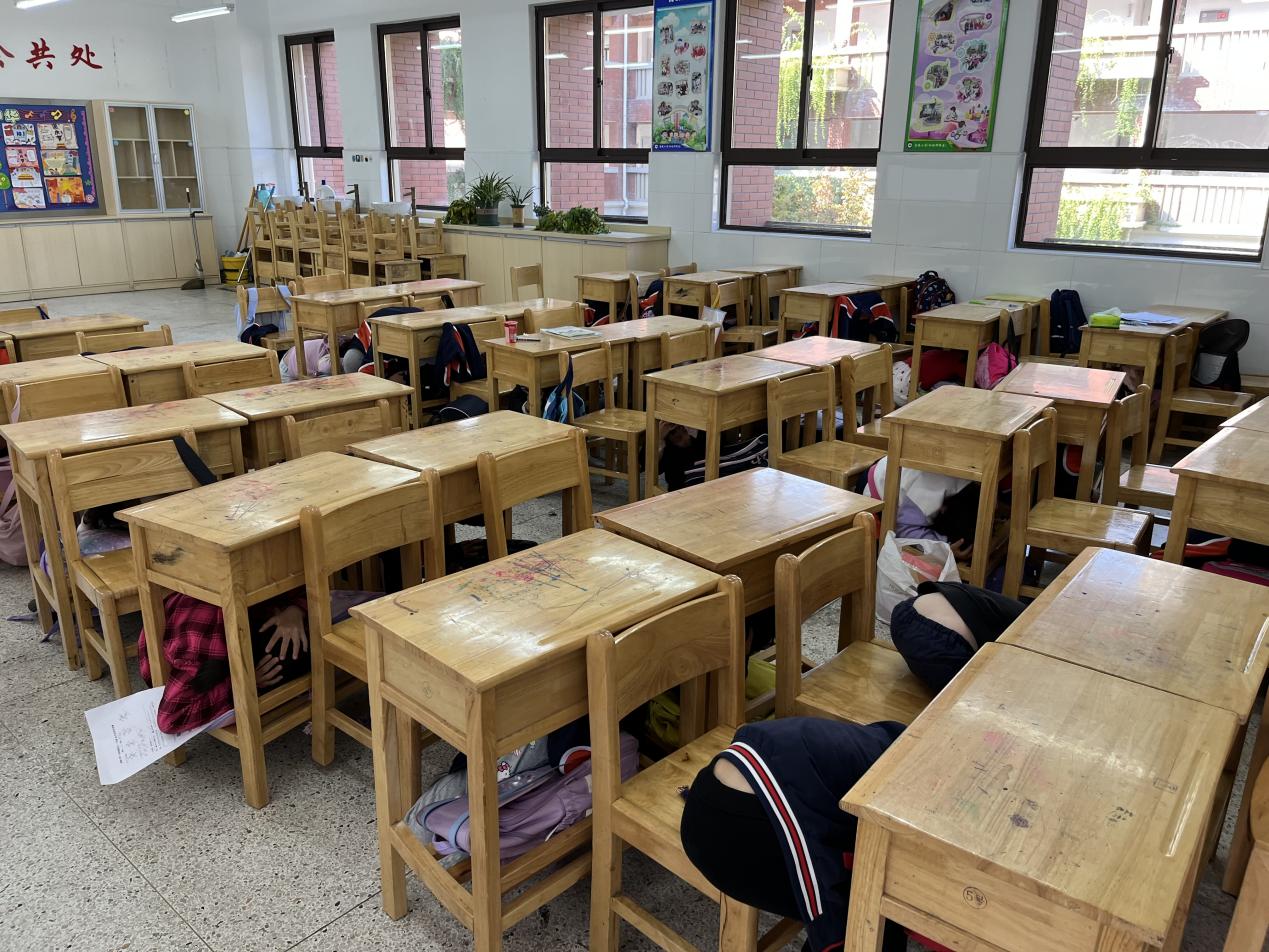 【湖畔·共佑安全】抓常态演练，护平安校园——金陵小学（仙林湖校区）开展地震应急疏散演练活动_html_m6461be5e.jpg