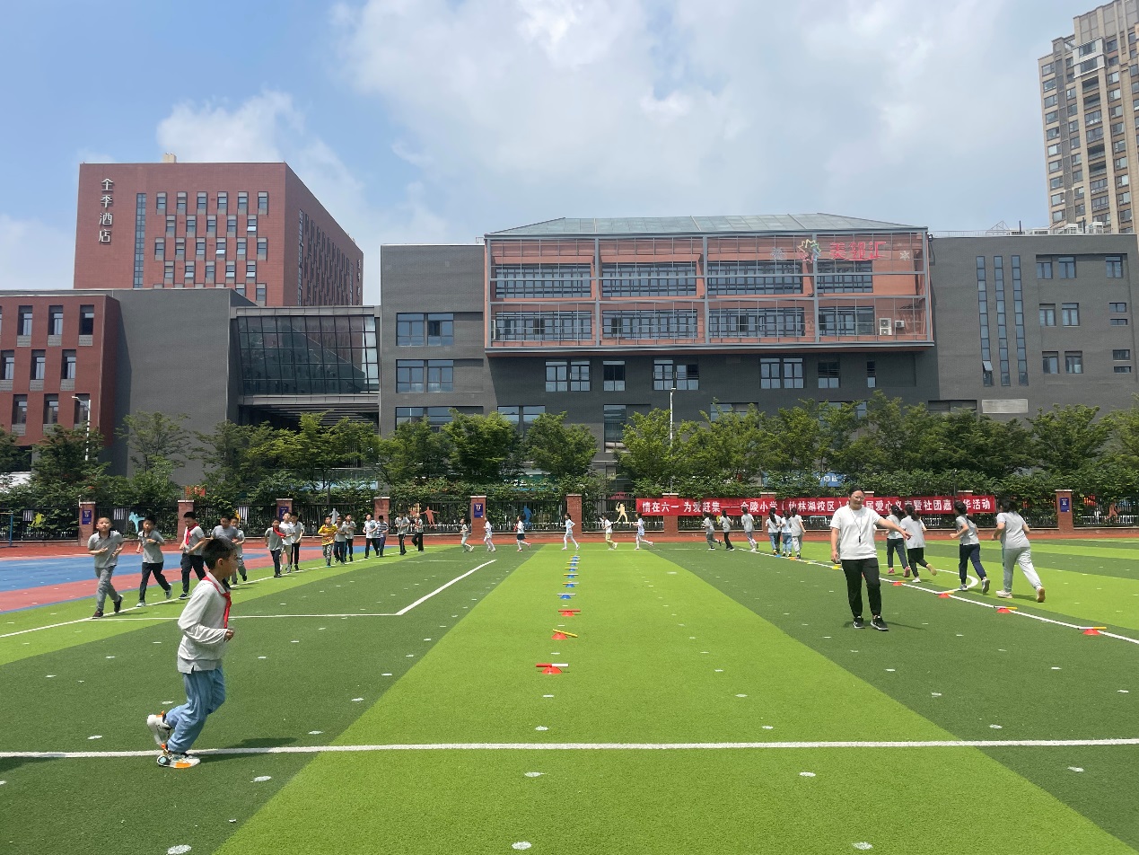 【湖畔·童化课堂】展体育课堂风采  以研促教共成长——体育校本研修之课例研讨（4）_html_m1aed3e65.jpg