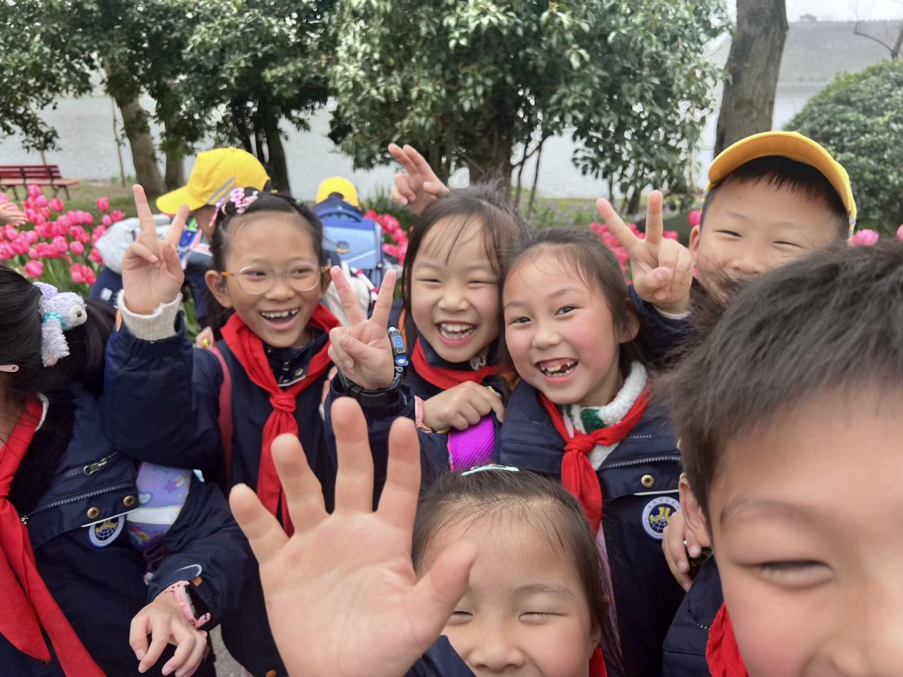 【湖畔·学生活动】春风拂面，学子欢腾——记金陵小学（仙林湖校区）二年级综合实践活动_html_9d9d619.jpg