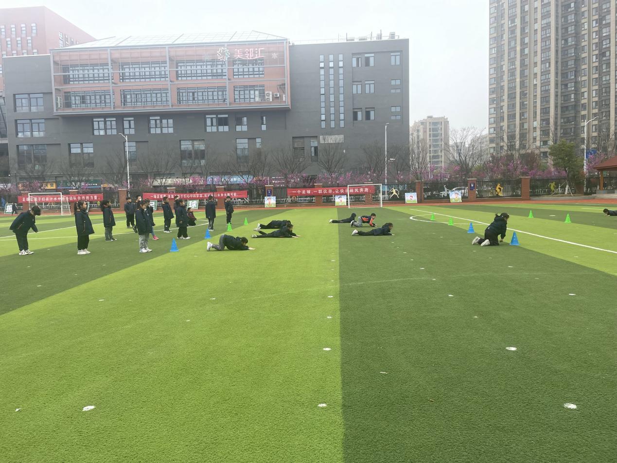 【湖畔·童化课堂】融学课堂 提质增效——体育校本研修之课例研讨（11）_html_m66559696.jpg