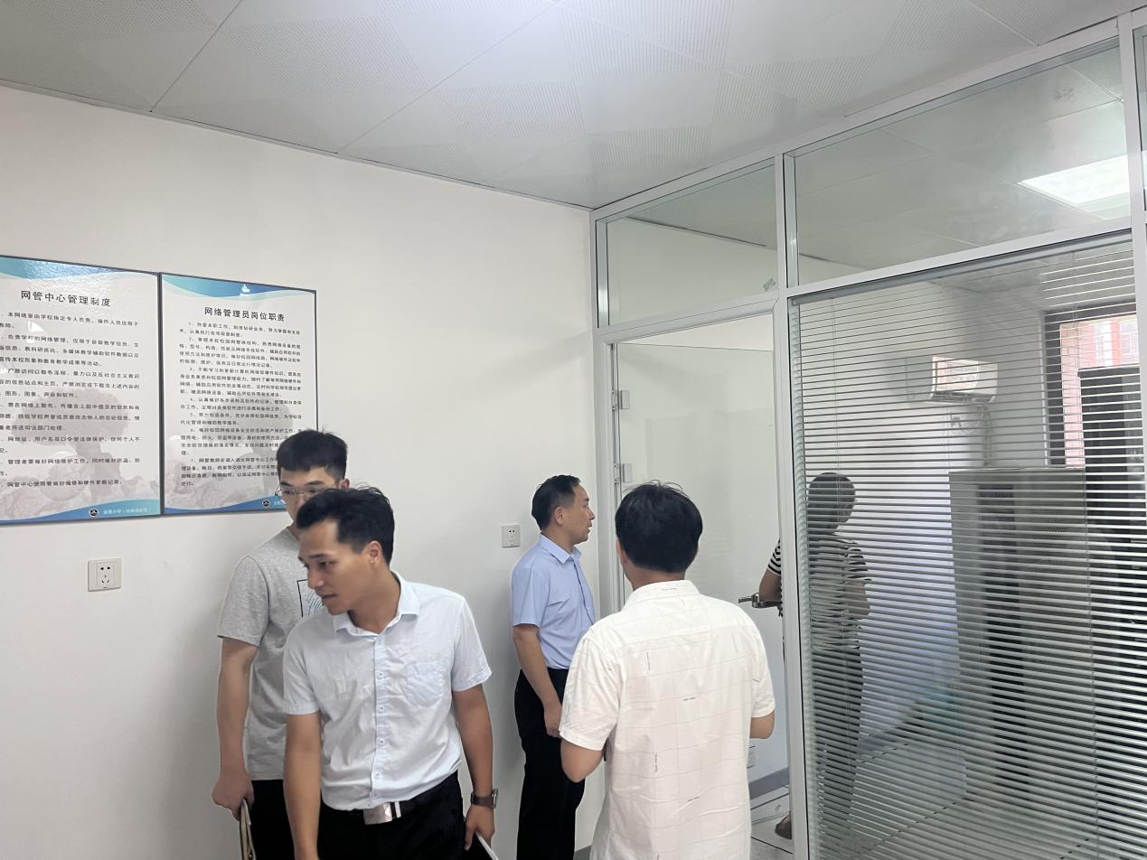 【湖畔·共佑安全】安全无小事，自查护开学——金陵小学（仙林湖校区）开展开学前安全检查_html_268e4a2d.jpg