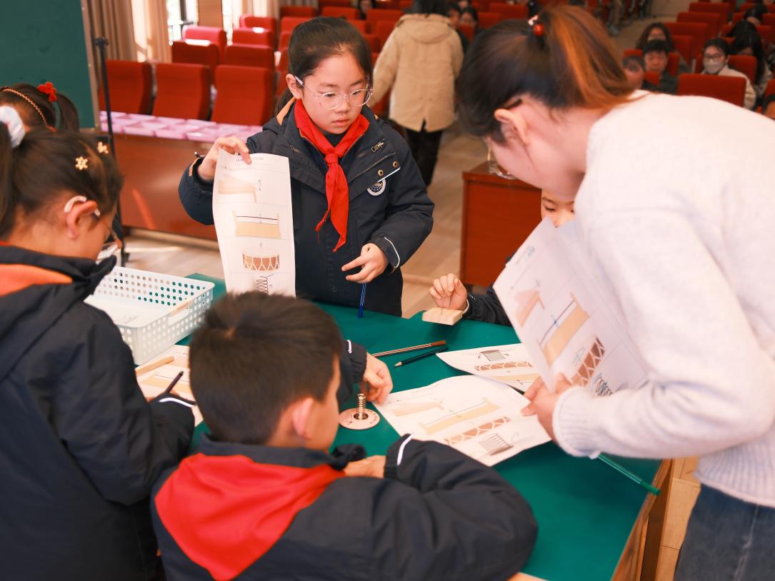 【湖畔·童化课堂】以深度思维重构课堂生态，促进科学素养进阶发展_html_7cfc9c7e.jpg