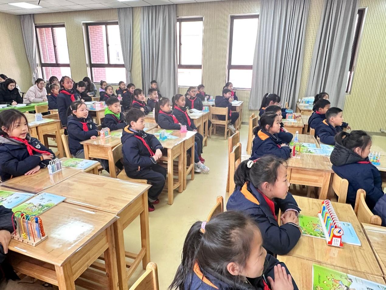 【湖畔•童化课堂】“让数感慢慢生长”——数学校本研修之课例研讨（248）_html_1c0d103a.jpg