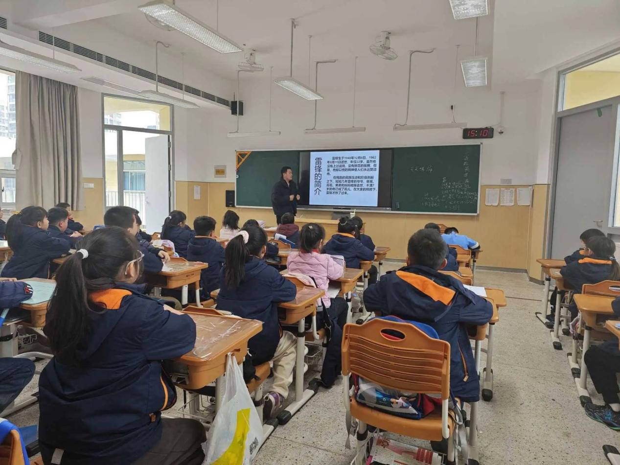 【湖畔·学生活动】传承雷锋精神，共筑校园新风 ——南京市金陵小学（仙林湖校区）开展学习雷锋精神主题班会活动_html_m6b3ea5ec.jpg