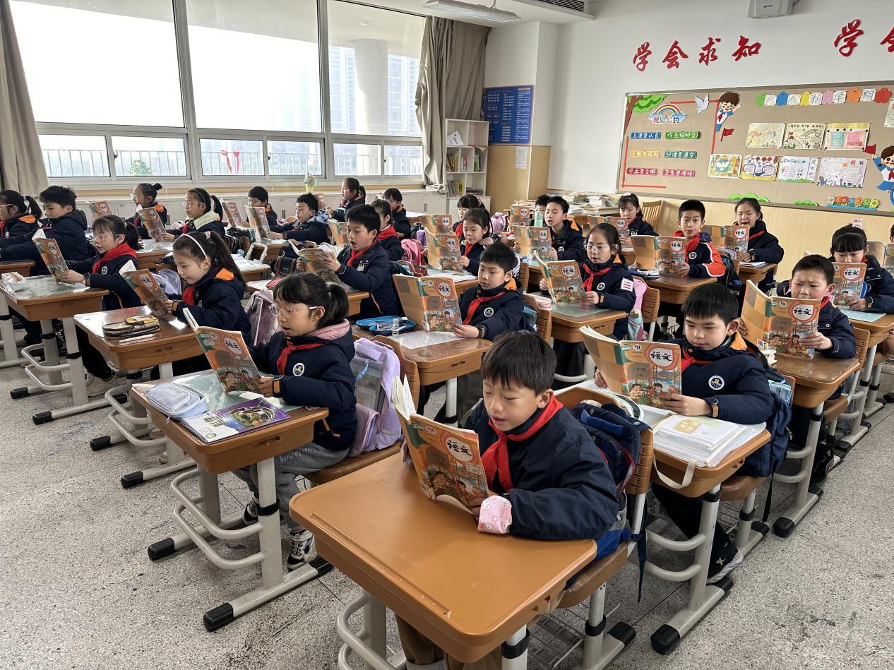 【湖畔·童化课堂】描绘多彩世界 探寻故事真谛——记金陵小学（仙林湖校区）三年语文组教研活动_html_509b04fe.jpg