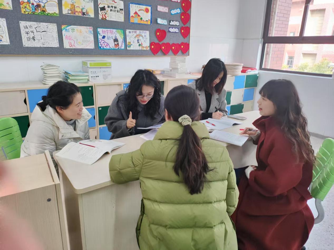 【湖畔·童化课堂】观察多彩世界 发现科学踪迹——记金陵小学（仙林湖校区）六年语文组教研活动_html_56ea0188.jpg