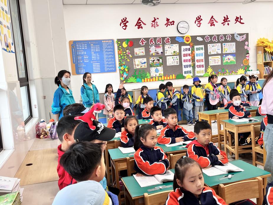 幼小衔接入校园，携手共育伴成长——金陵小学（仙林湖校区）与幼儿园幼小科学衔接交流活动（七）_html_m654cc91f.jpg