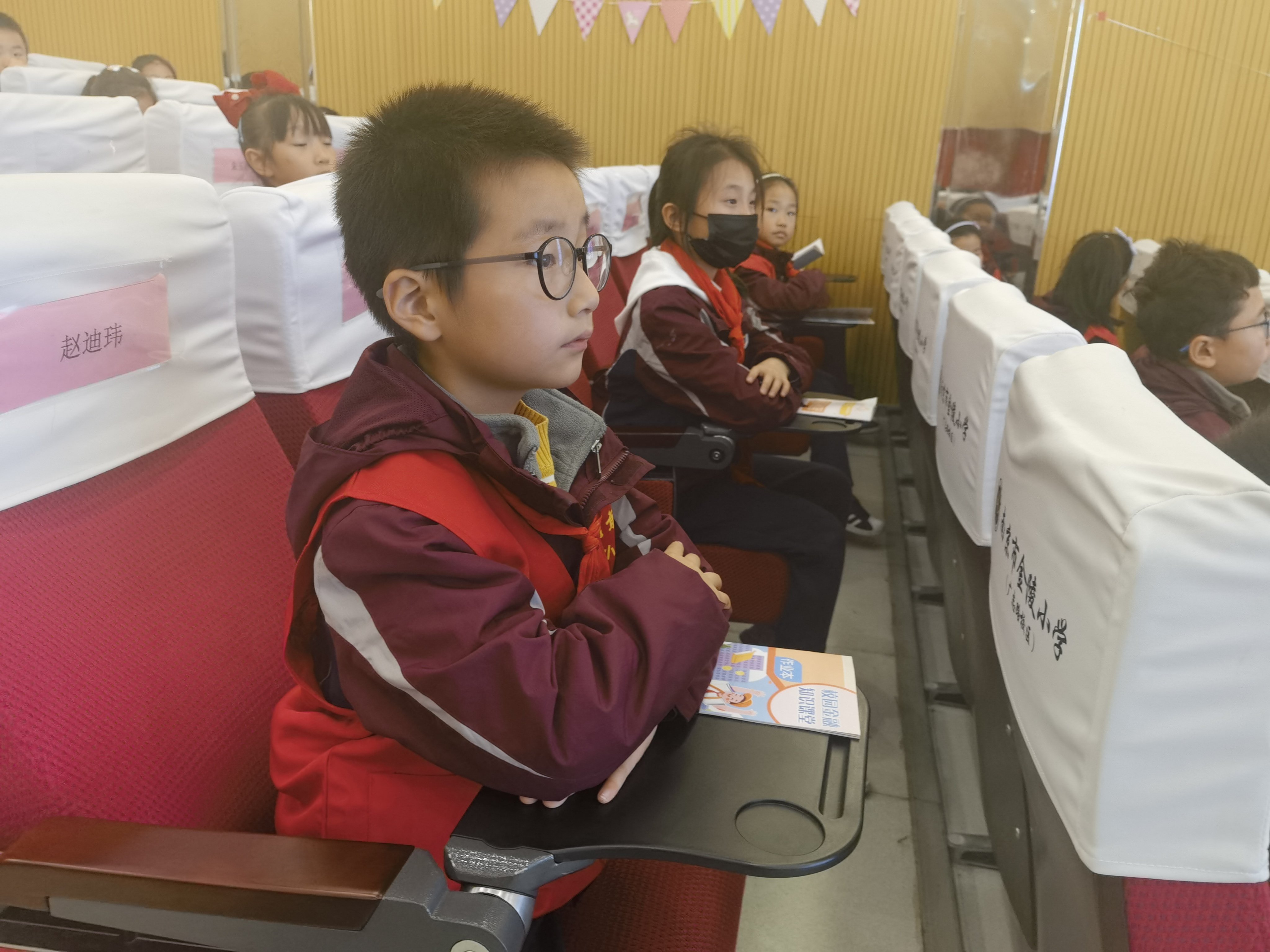 【博学广志】金融知识进课堂 安全教育记心间——记金陵小学广志路校区晨报小记者活动_html_m6cadbcf6.jpg