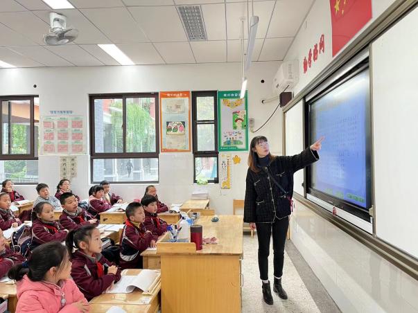 【湖畔·童化课堂】潜心音乐教研，引领高效课堂——音乐校本研修之课例研讨_html_m4a6a4a92.jpg