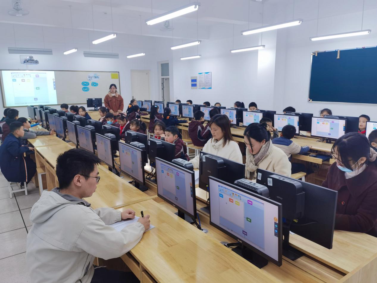 【博学广志】向新而研，以研促教--金陵小学广志路校区信息组校本主题研训活动_html_m2421d05b.jpg