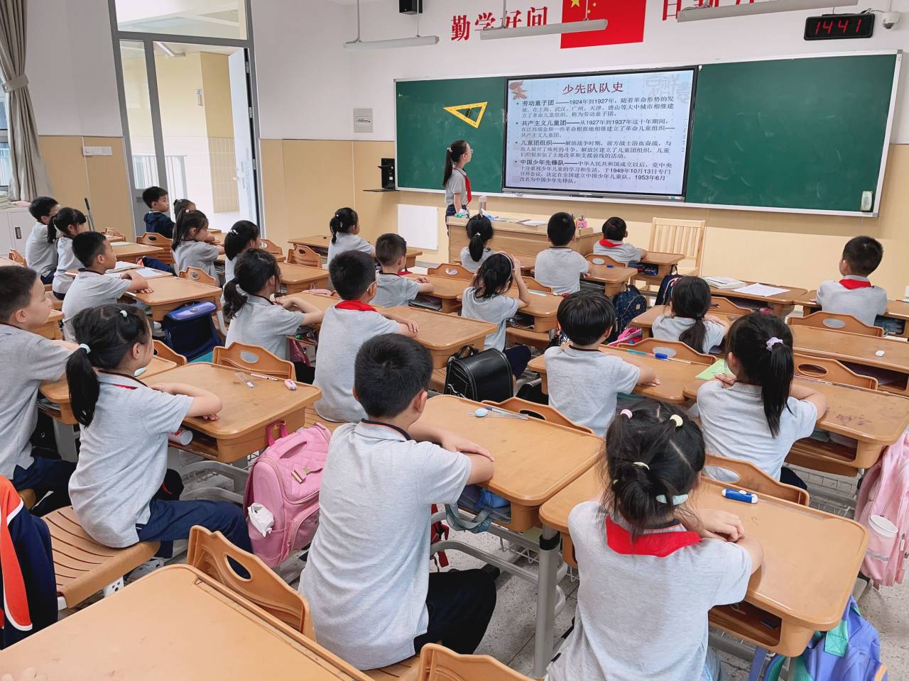 【湖畔·红领巾】逐梦红领巾，争做好队员——金陵小学（仙林湖校区）2023-2024学年大队委换届选举_html_m2bc1f29f.jpg