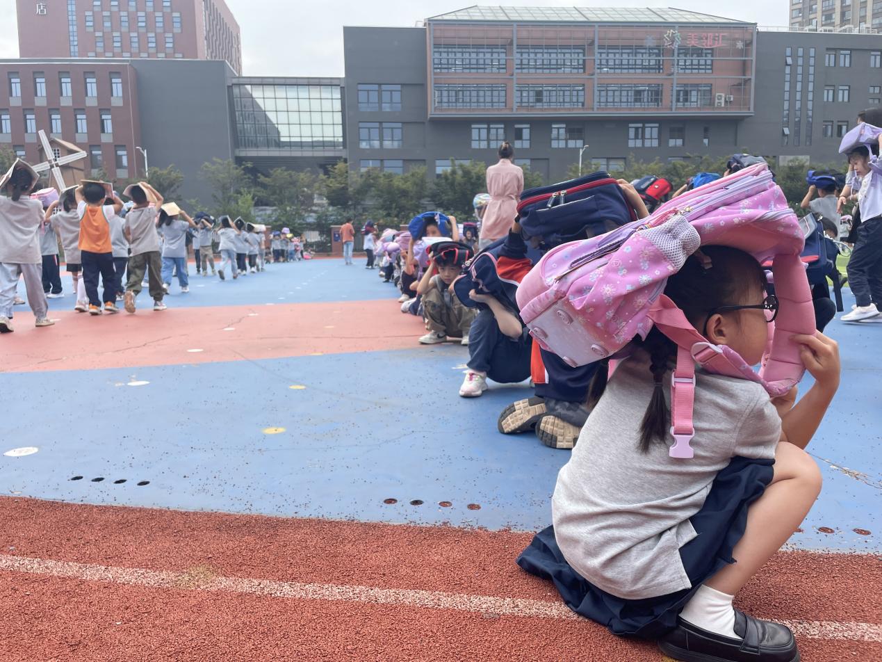 【湖畔·共佑安全】以“练”筑防、临“震”不慌——金陵小学（仙林湖校区）开展地震应急疏散演练活动_html_m3e170c92.jpg