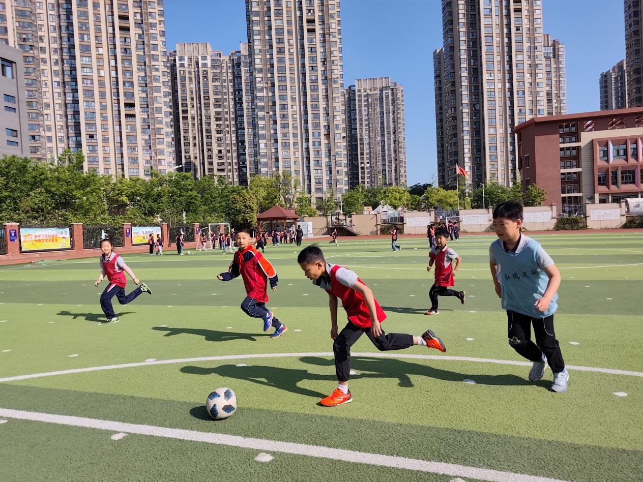 【湖畔·学生活动】激战正酣，精彩不断：金陵小学（仙林湖校区）“校长杯”足球联赛第二轮精彩对决_html_m2a9c5a8a.jpg