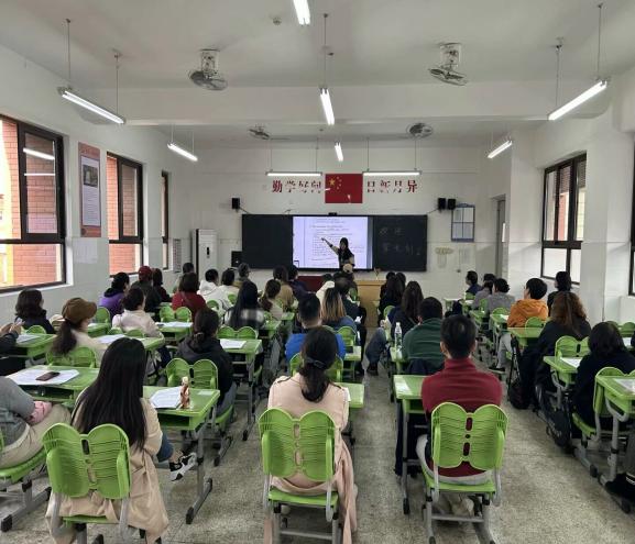 【湖畔·家校共育】共话成长路，携手小升初——南京市金陵小学（仙林湖校区）召开六年级家长会_html_7c3e4a1c.jpg