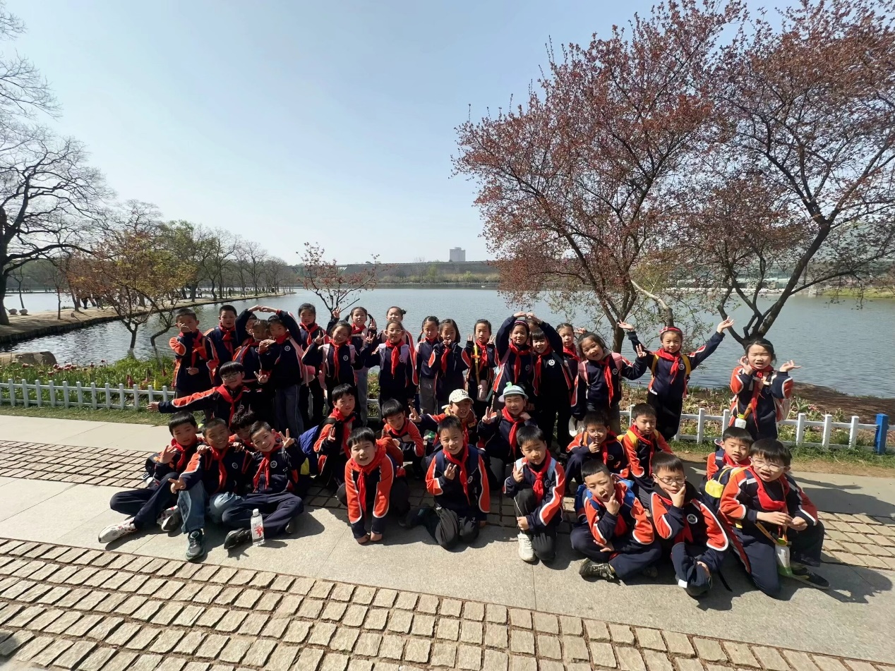 【湖畔·学生活动】童心探秘自然，共绘春日画卷——金陵小学（仙林湖校区）二年级春季综合实践活动_html_7de17ebb.jpg