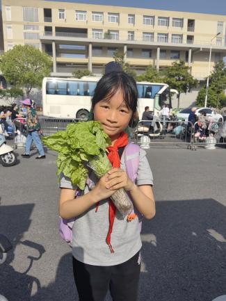 【湖畔·学生活动】金陵小学（仙林湖校区）首启“为‘小虎’建粮仓”蔬菜义卖活动 童心筑爱守护生态_html_m3cd6ed19.jpg