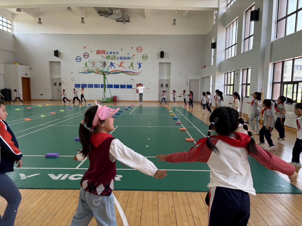 【湖畔·童化课堂】展体育课堂风采，以研促教共成长——体育校本研修之课例研讨（17）_html_769c40d1.jpg