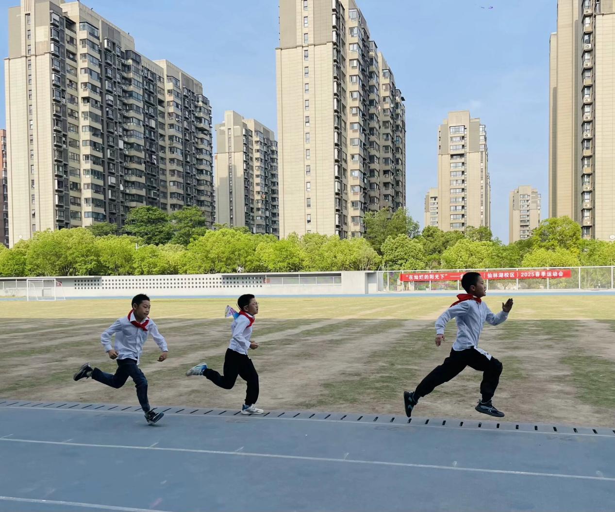 【湖畔·学生活动】在灿烂阳光下——记南京市金陵小学（仙林湖校区）2024—2025学年春季田径运动会（一、三年级）_html_m413c4a2a.jpg