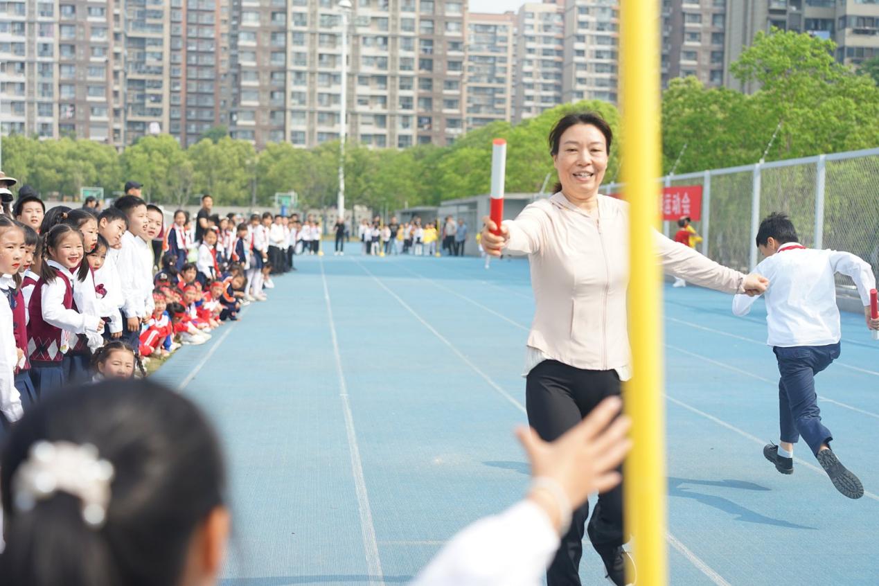 【湖畔·学生活动】在灿烂阳光下——记南京市金陵小学（仙林湖校区）2024—2025学年春季田径运动会（一、三年级）_html_m78574cb0.jpg