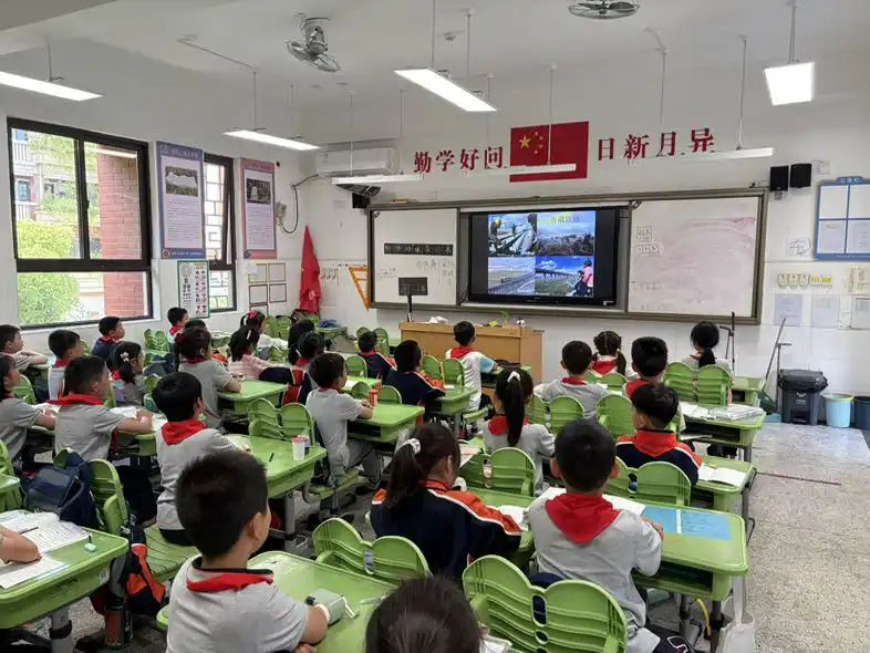【湖畔·学生活动】劳动点亮成长，平凡铸就伟大——金陵小学（仙林湖校区）开展劳动教育主题班会_html_dec7be0.jpg