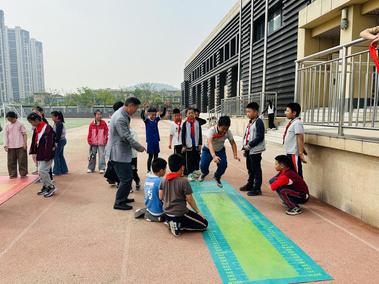 【博学广志】聚焦健康成长 促进体质提升——栖霞区责任督学莅临我校开展4月份专项督导_html_163727b.jpg